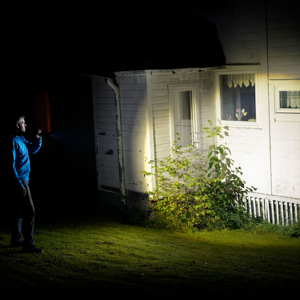 P17R Core Torch | 1200 Lumens | 560m Range | 200h Runtime ...