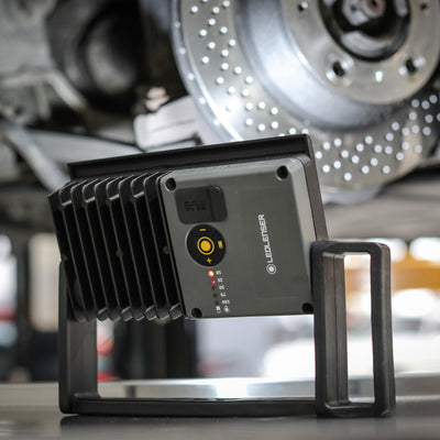 iF4R Spotlight mounted on a black metal stand with a grey body and yellow control dial